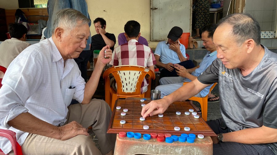 老人在下棋消遣。