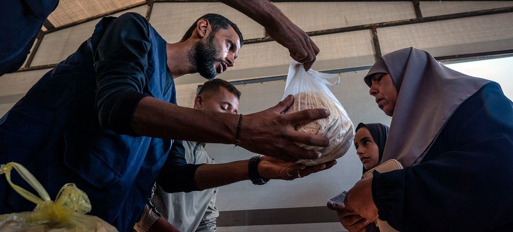 加沙努赛拉特的一家面包房正在分发面包。