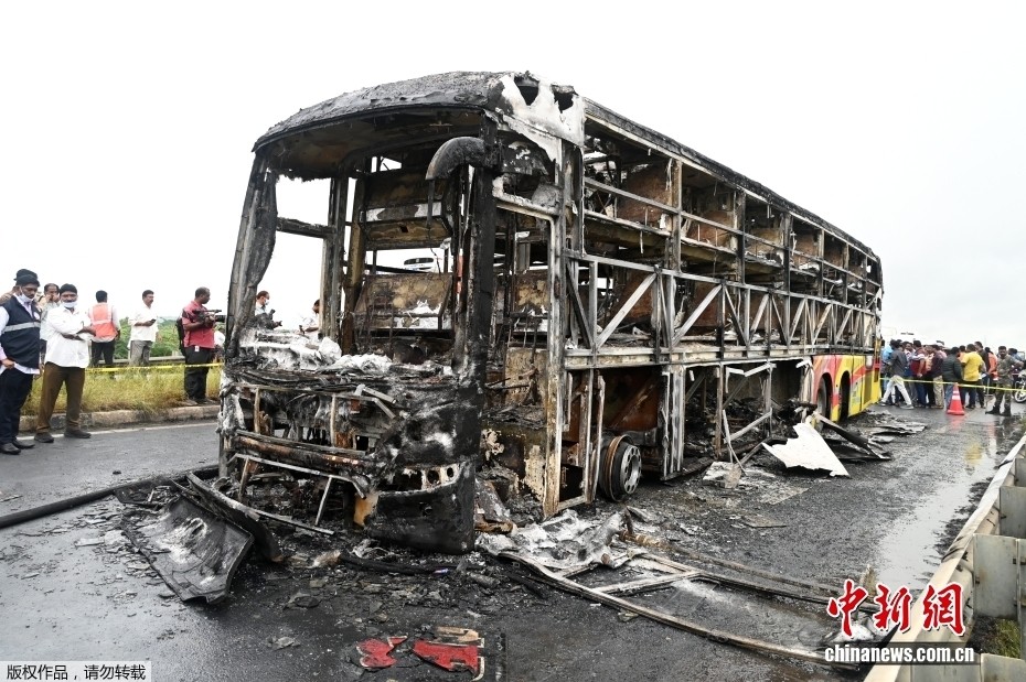 被烧焦的巴士。