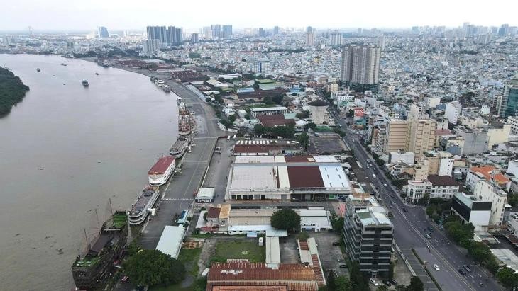 从芽龙码头到新顺桥的阮必成街路段十分狭窄，经常堵车。