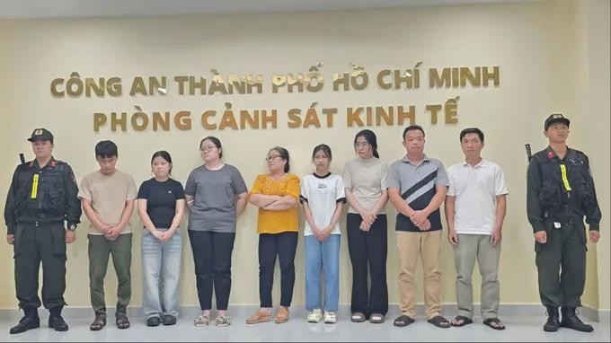 被告人因涉嫌产销假冒商品、逃税及其他相关违法行为而被捕并接受调查。