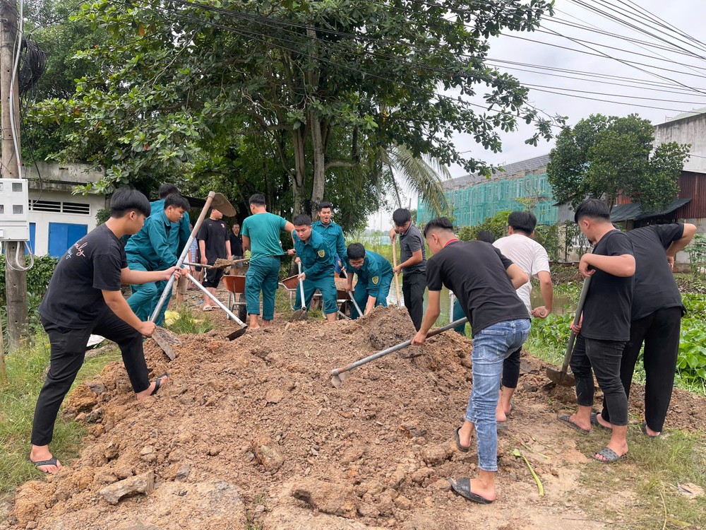 政协坊各力量修筑护堤防洪。