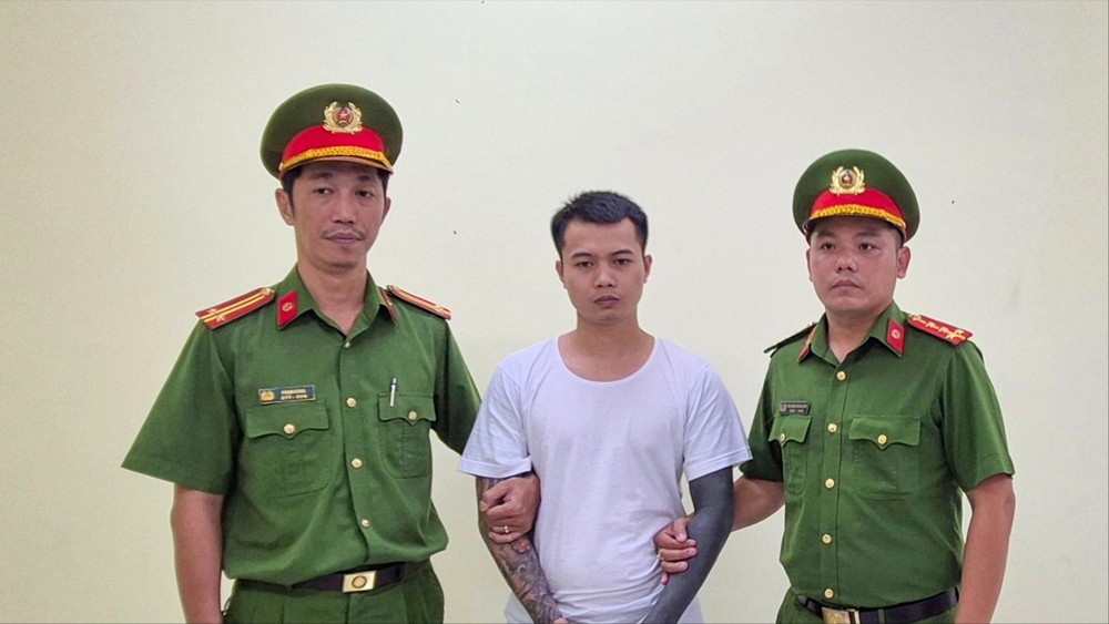 胡志明市公安厅调查警察机关向黎英蝶送达各决定和临时逮捕令。