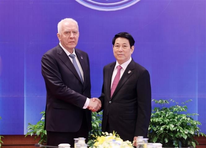 越南国家主席梁强会见俄罗斯联邦总检察长亚历山大·古察恩。