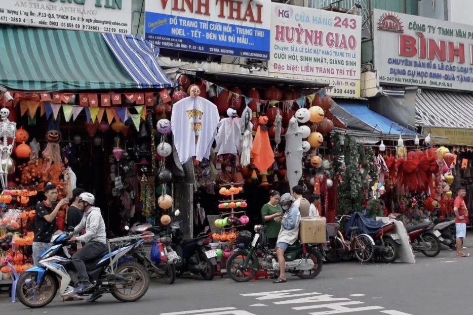 尽管顾客不多，但鲜艳的色彩、独特的装饰让人感受到万圣节即将来临的气氛。 