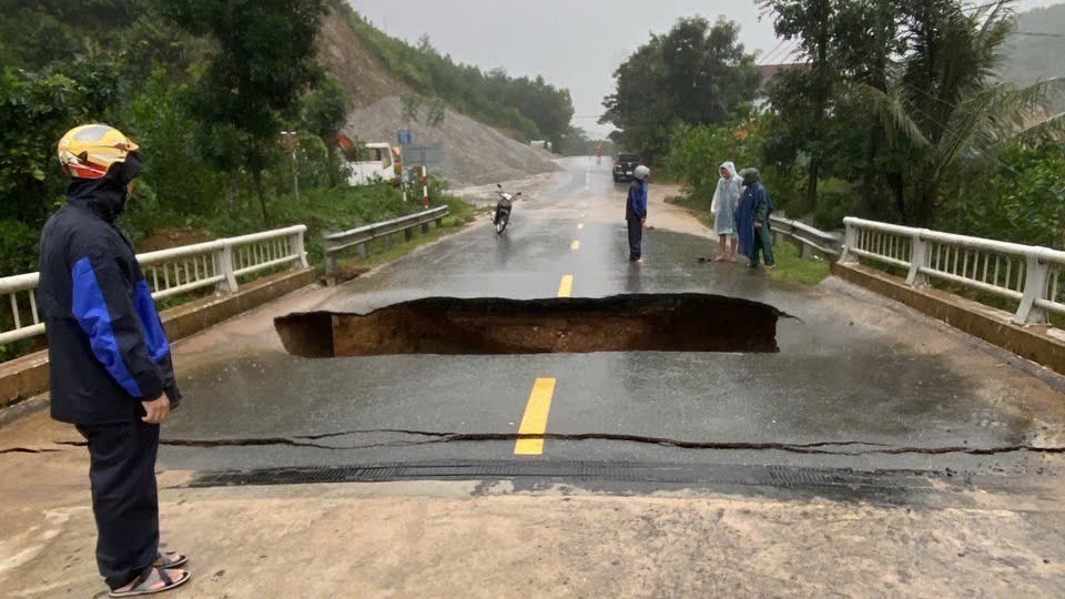 24C国道卡达桥在大雨中坍塌，导致摩托车驾驶者坠落。
