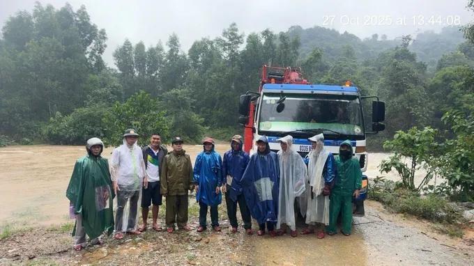 成功营救6名因暴雨洪水被困山林的人