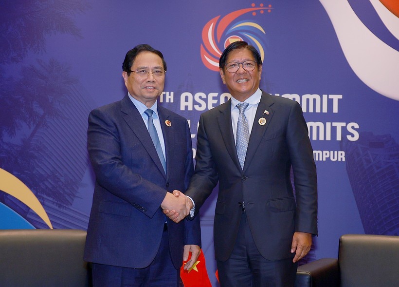 越南政府总理范明政会见菲律宾总统马科斯。