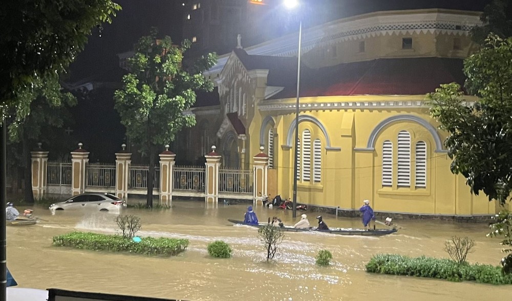 顺化市的河内、雄王、潘周桢、黎贵惇等街水淹深度达0.5至0.7米。