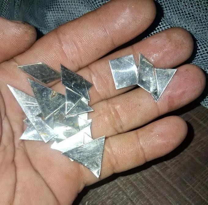 用以应对吸钉车、由不锈钢切割而成的菱形物体。