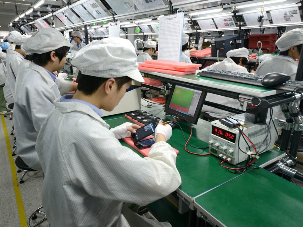 中国智能手机生产线。