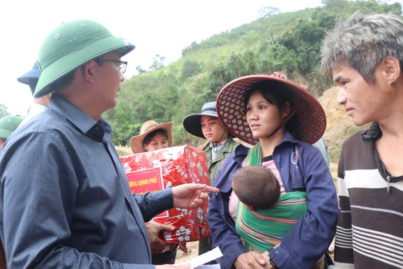 越南政府副总理胡国勇向玉岭乡受灾群众赠送慰问品。