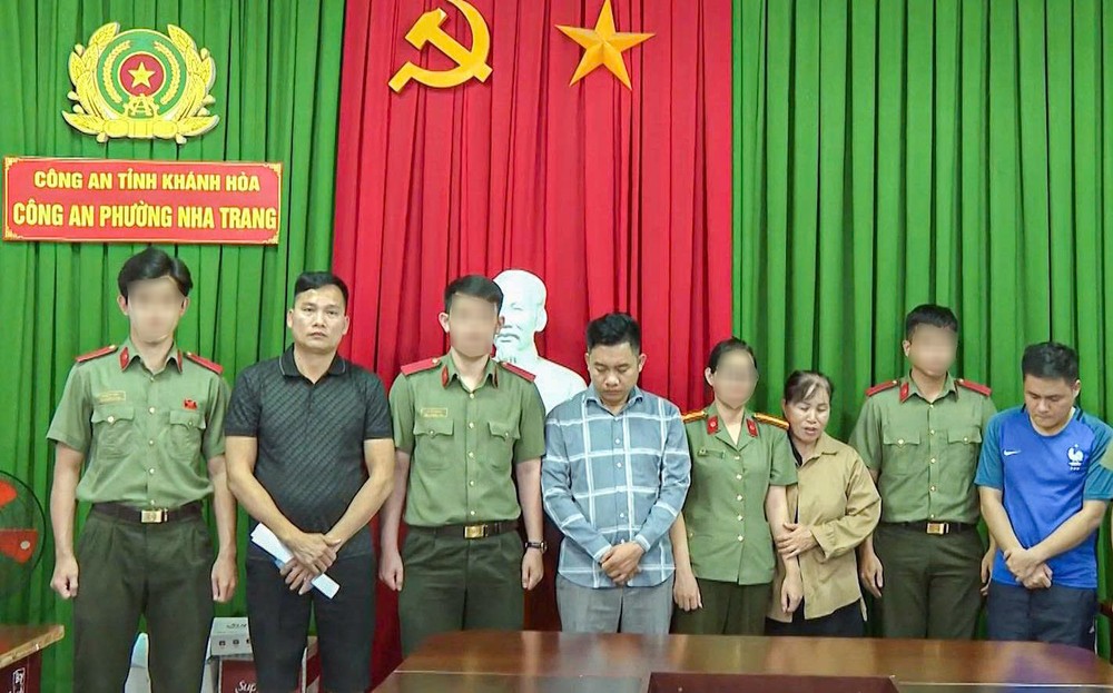 公安拘留嫌疑人。