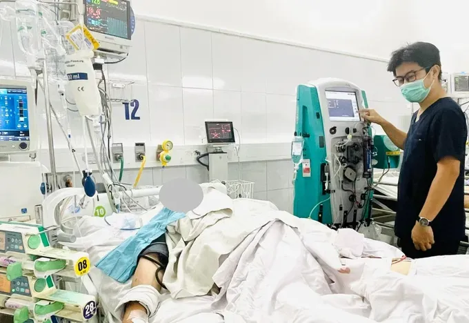 岘港医院医生对被蛇咬伤患者进行治疗。