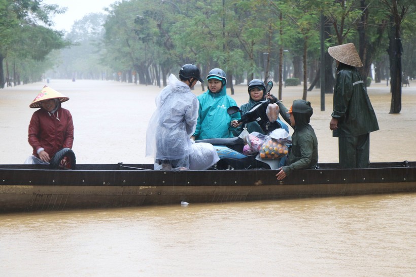 积水严重，人民必须乘船出行。