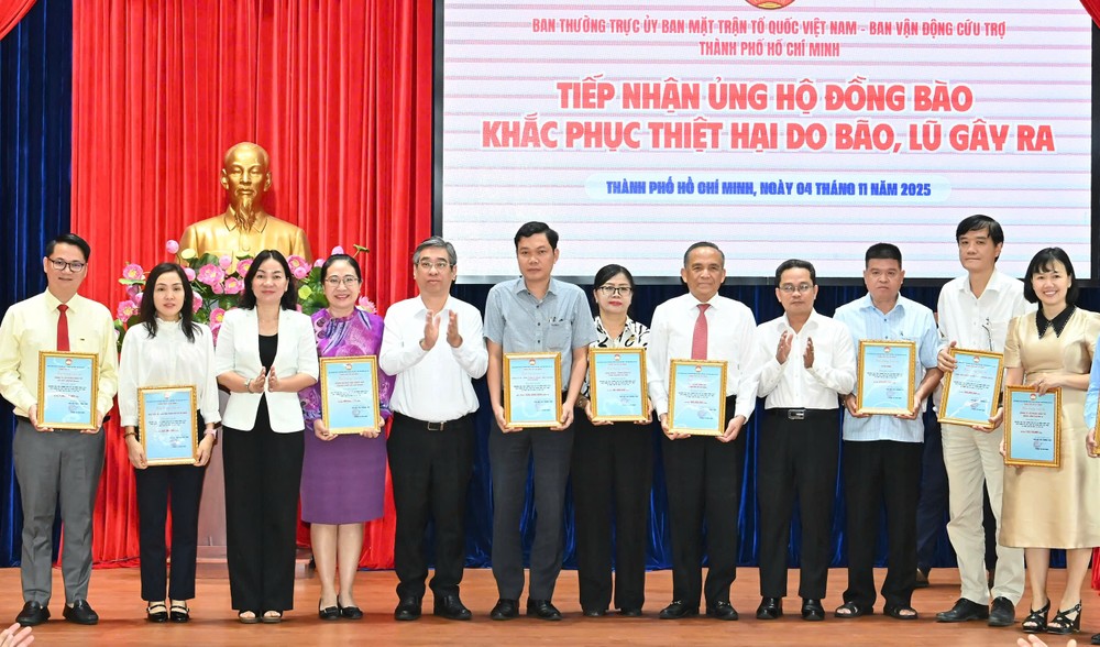 阮福禄同志与胡志明市越南祖国阵线委员会各位副主席向捐助资金援助同胞的机关、单位、企业社郡和各阶层人士致感谢信。