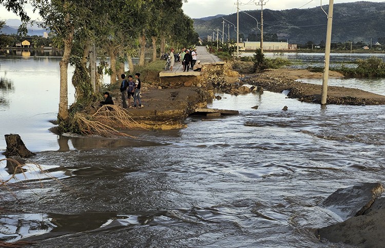 台风暴雨导致嘉莱省多处地区仍处于孤立状态。