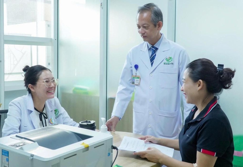 175军医医院医生为教师提供甲状腺功能减退症免费咨询、筛查。