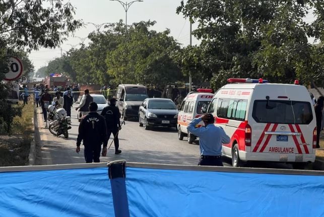 警察和救护车抵达现场。