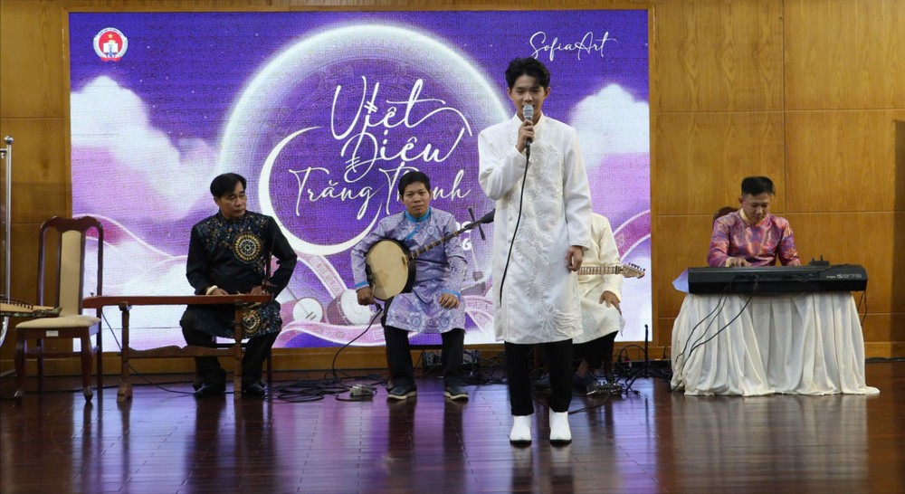 学生在11月11日下午举行的新闻发布会上表演民族音乐。