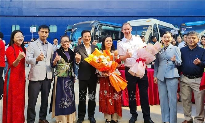 广宁省迎来今年邮轮旅游季首趟北海—下龙国际邮轮。