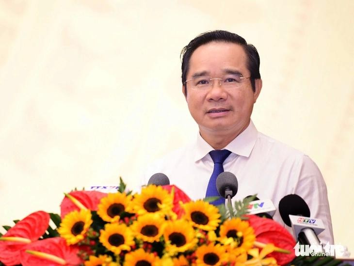 胡志明市人委会主席阮文得回答代表们关于连接隆城机场和治水项目的问题。