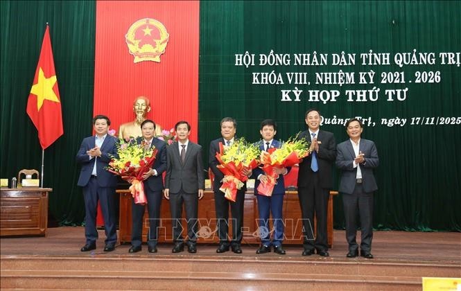 向黎鸿荣同志与黎文保同志赠送鲜花。