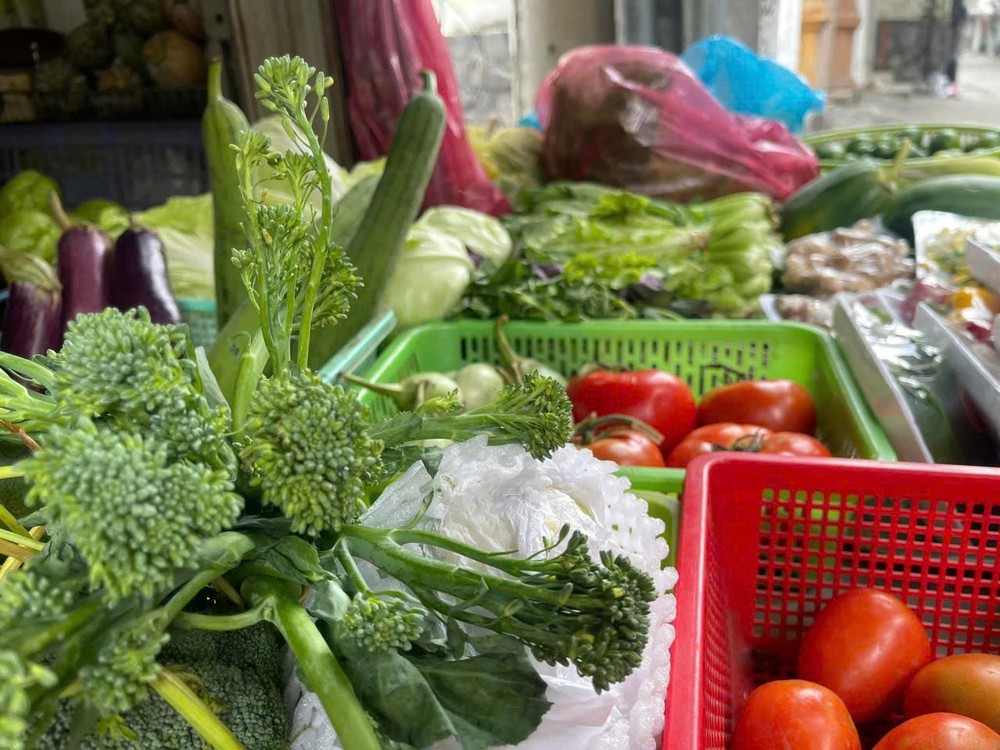 在胡志明市传统街市，多数蔬果价格比10月份上涨。