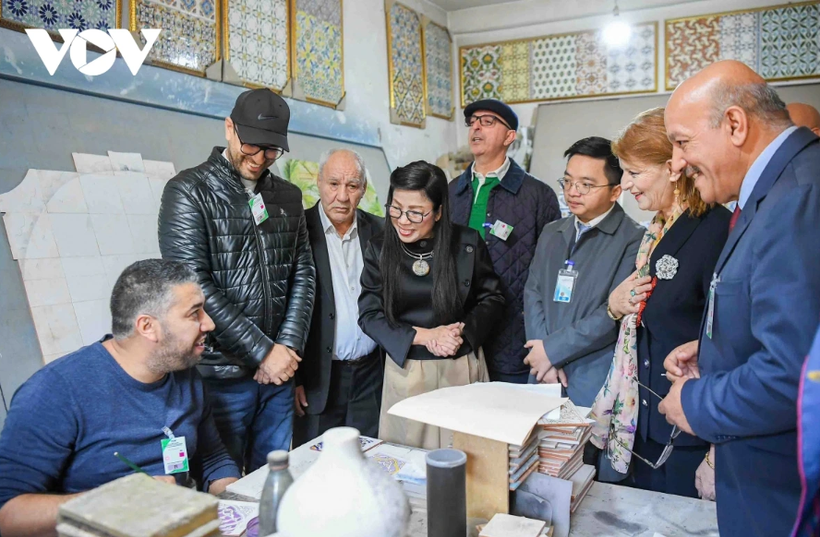 政府总理范明政夫人黎氏碧珍听取 El Biar 儿童保护中心领导介绍关于中心活动情况。 VOV圖