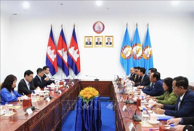 党中央宣教与民运部与柬埔寨人民党中央民运部之间工作会谈场景。