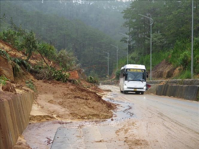  24号国道上的数十处山体滑坡点给车辆造成危险。