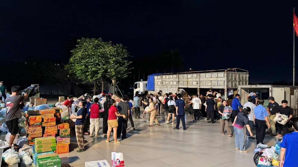 11月22日晚，胡志明市民众捐赠的货物大量运抵集中点。