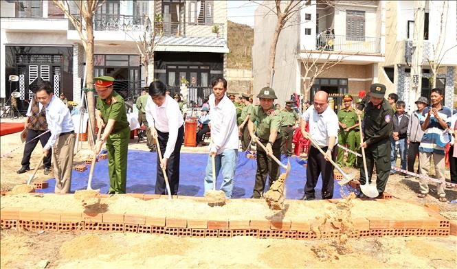 公安部为因13号台风而房屋损坏的家庭建房。