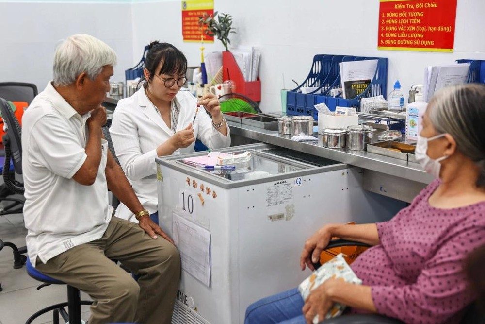 老年人在胡志明市巴斯德院接种疫苗。