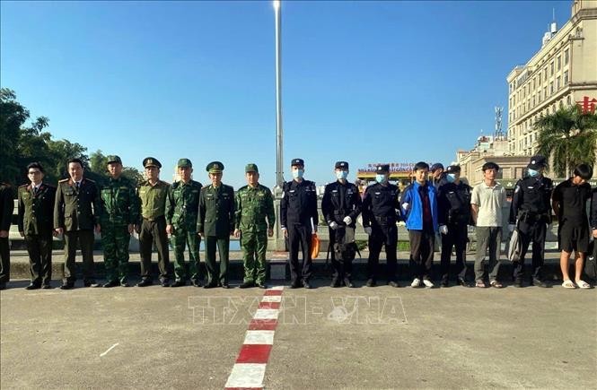 广宁省公安厅出入境管理科在越南芒街-中国东兴国际口岸分界线区域配合移交非法入境越南的中国公民。