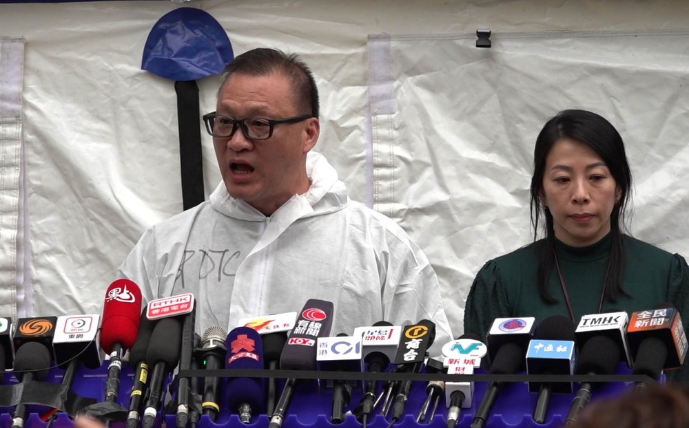 警务处灾难遇害者辨认组主管郑嘉俊（左）、警务处伤亡查询中心主管曾淑贤公布最新情况。