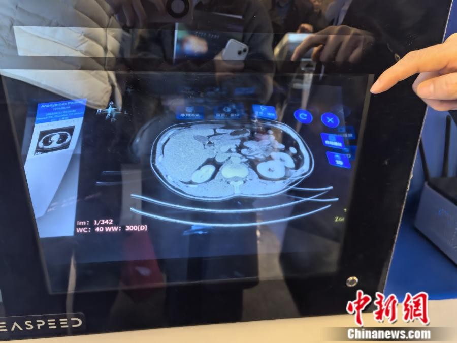 参观者体验无介质空中成像交互技术。