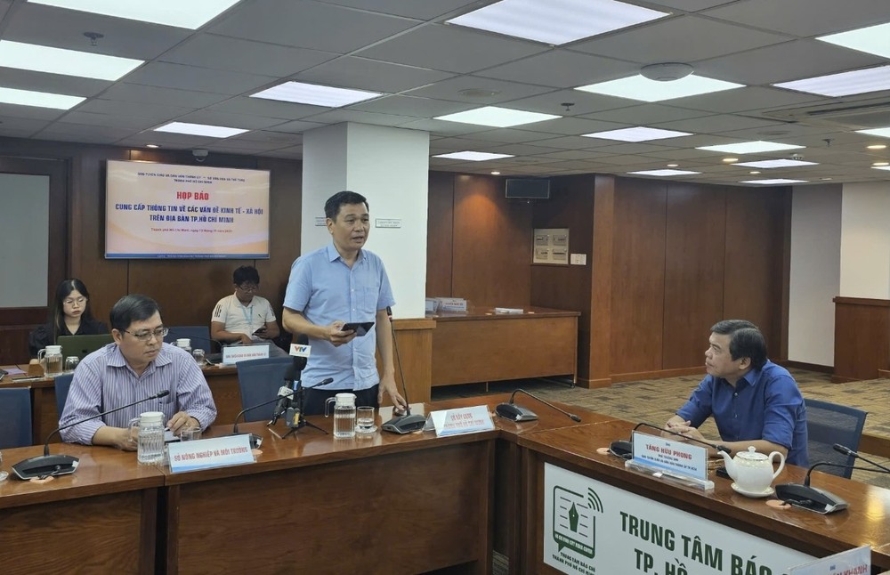 胡志明市建设厅交通工程维修与开发管理科副科长阮坚江在新闻发布会上通报消息。