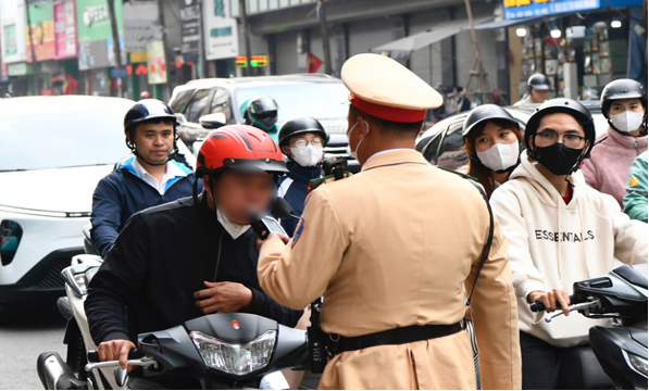 交警在周末发现不少司机的酒驾违规行为。
