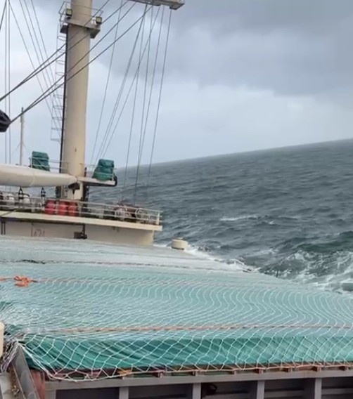 船体右倾15度。