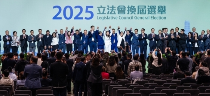 90名立法会议员亮相。