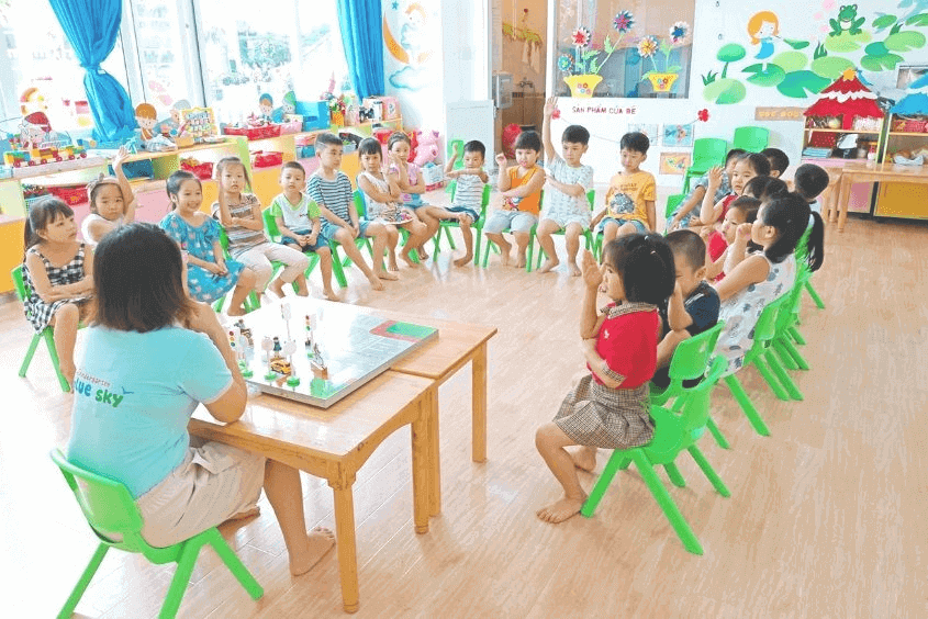 小孩在幼儿园玩耍。