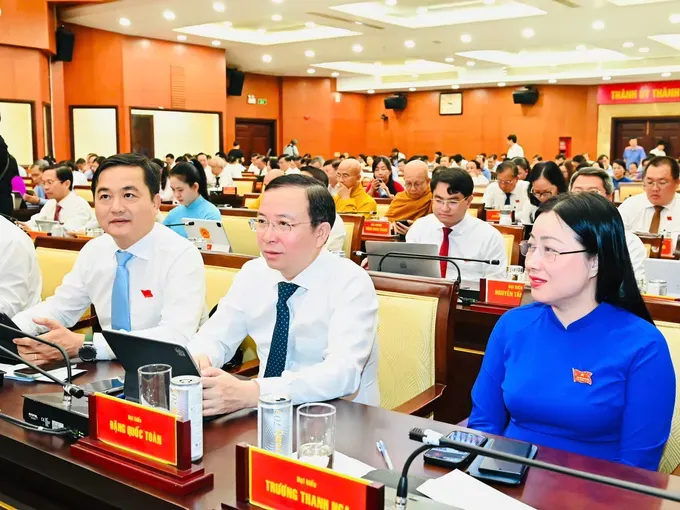 胡志明市人民议会代表出席会议。