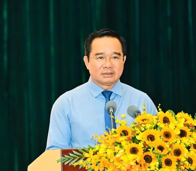 胡志明市人委会主席阮文得在会议上发表讲话。