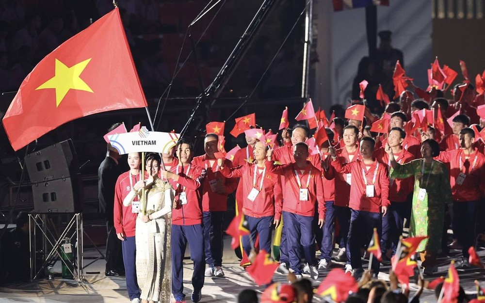  越南体育代表团参加第33届东运会开幕式。