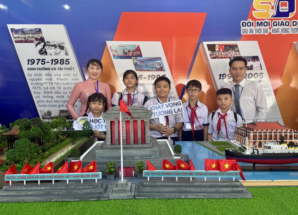 胡志明市师生在教育部门50周年盛会合影。