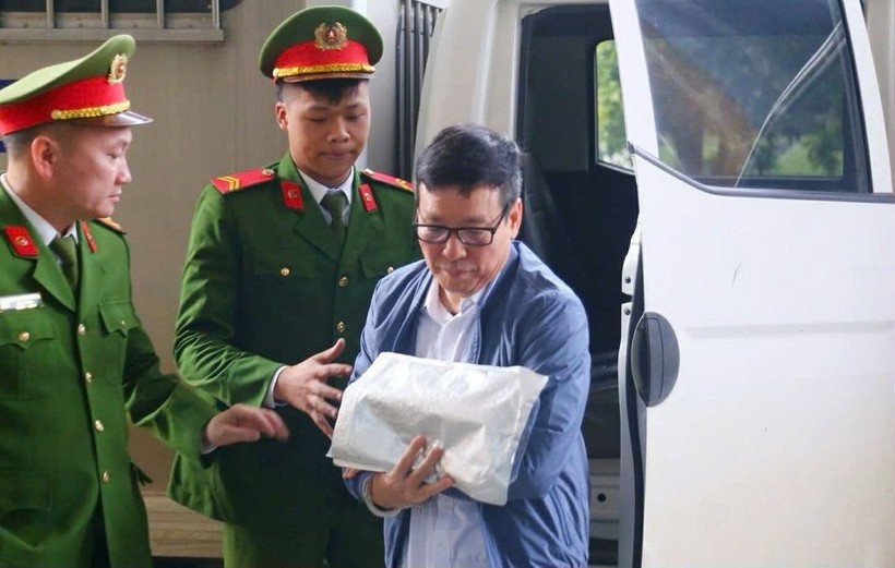 合并前的永福省人委会原主席黎维成被押解至法庭出庭受审。