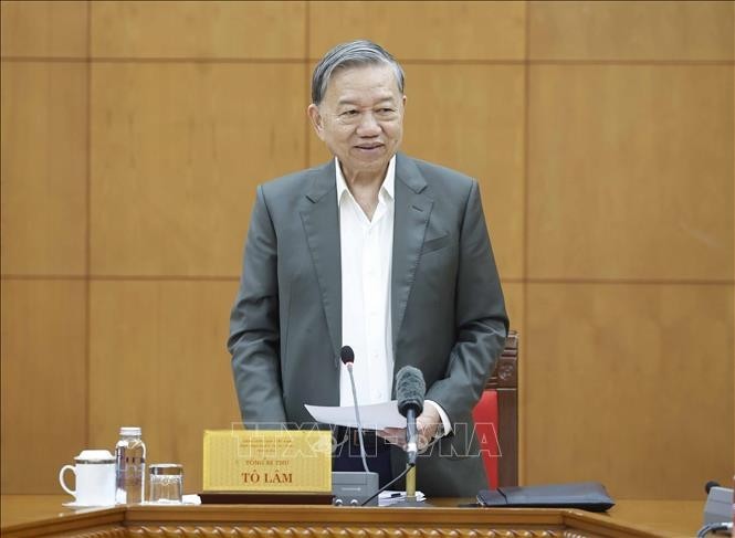 苏林总书记在会上发表讲话。