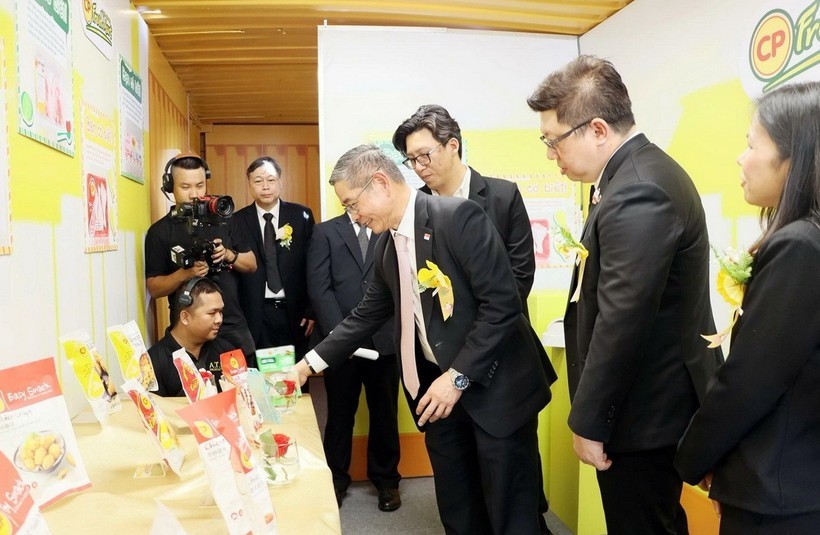 新加坡驻胡志明市总领事彭迪成参观越南C.P.股份公司展位展出的产品。