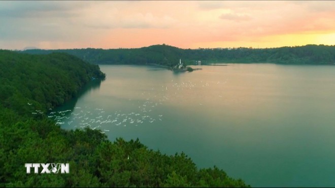 特能（T'Nưng）湖，又称“海湖”，是嘉莱省著名的旅游景点之一。
